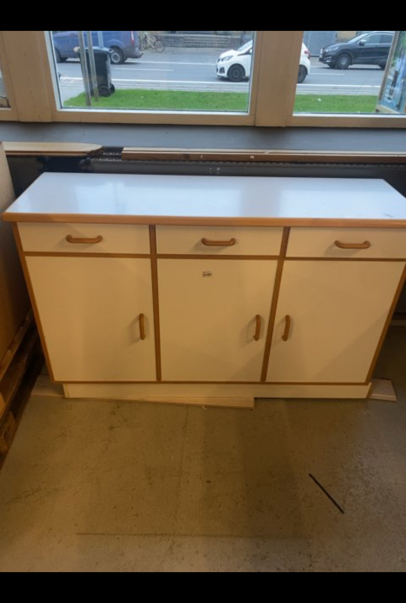 3 fløjet skab med skuffer og skabe